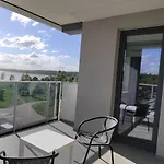 J Towers Z Widokiem Na Jezioro *