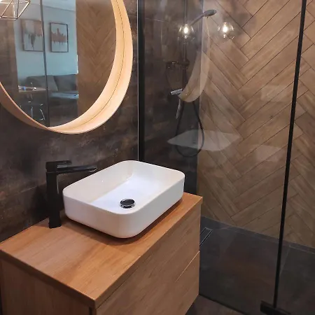 J Towers Z Widokiem Na Jezioro *