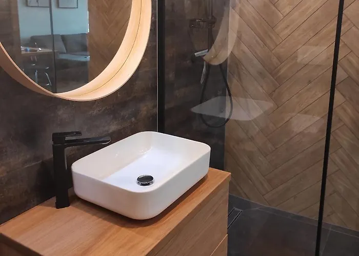 J Towers Z Widokiem Na Jezioro *